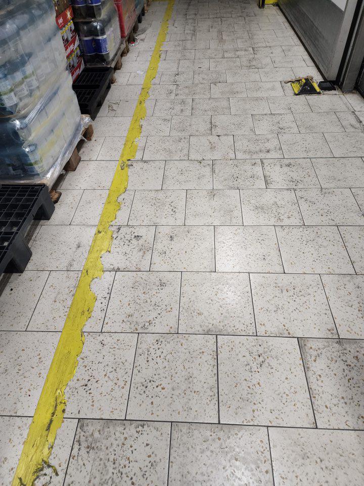 V manipulačnom priestore podlahy znečistené čiernymi šmuhami.