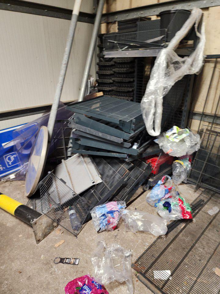 V hangári s umiestneným lisom množstvo nahádzaných rôznych predmetov, odpadu. 