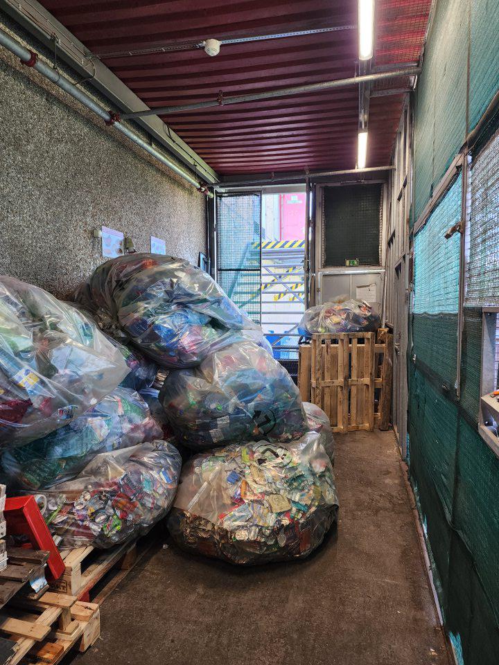 Príjmová rampa zaplnená skladovaným odpadom.