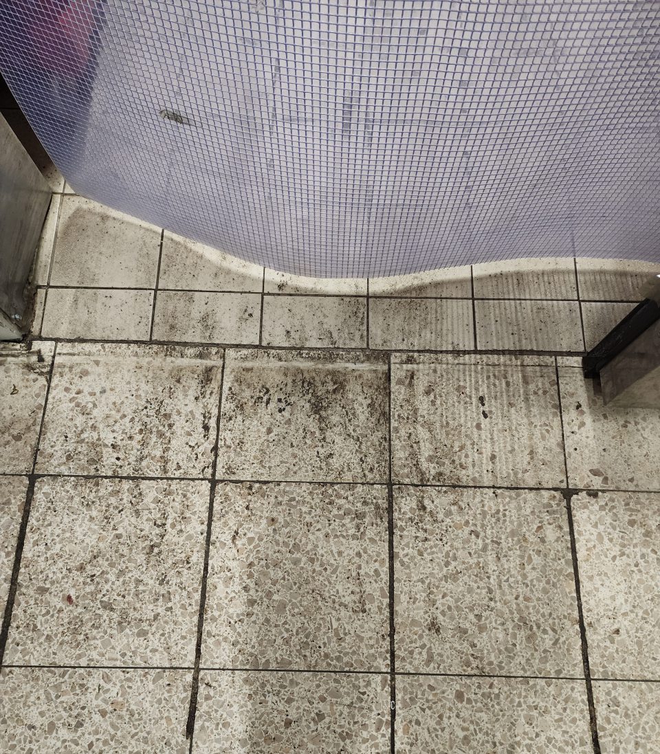 Znečistená podlaha v sklade potravín.