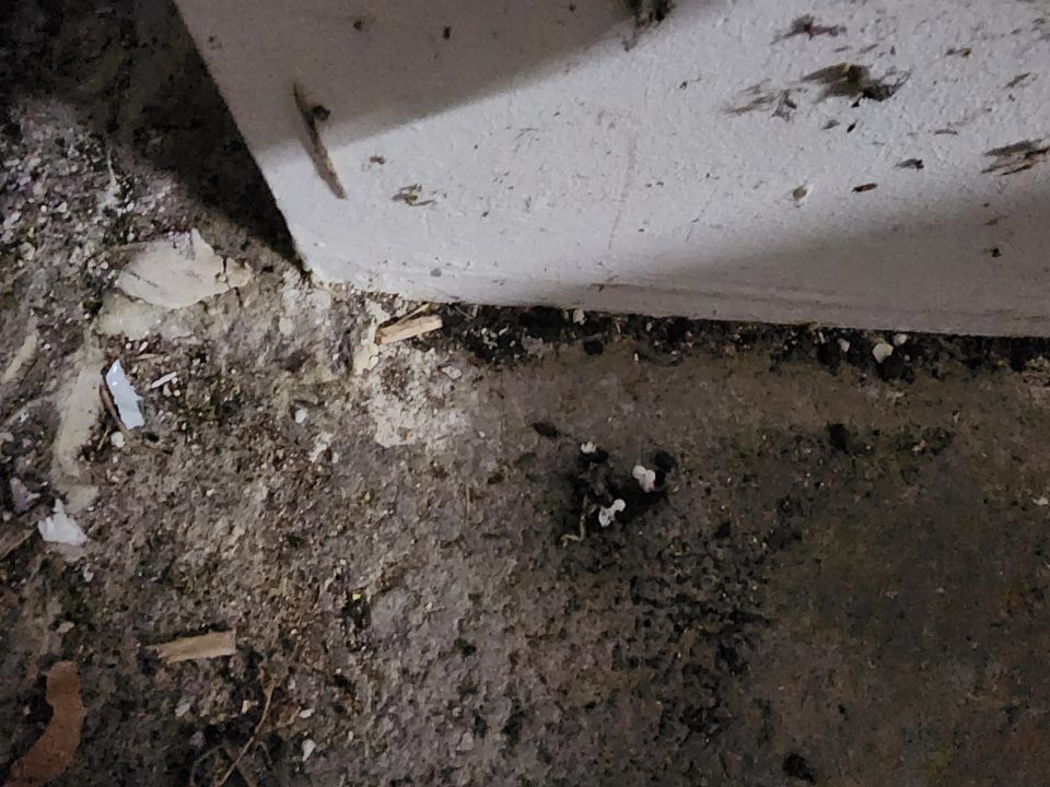 Znečistená podlaha s nahromadenou nečistotou v sklade.