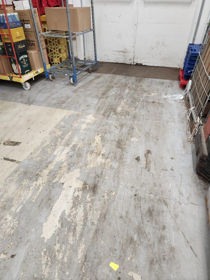 Znečistená podlaha na príjmovej rampe.