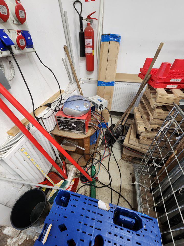 Skladovanie rôznych zaprášených predmetov na príjmovej rampe.