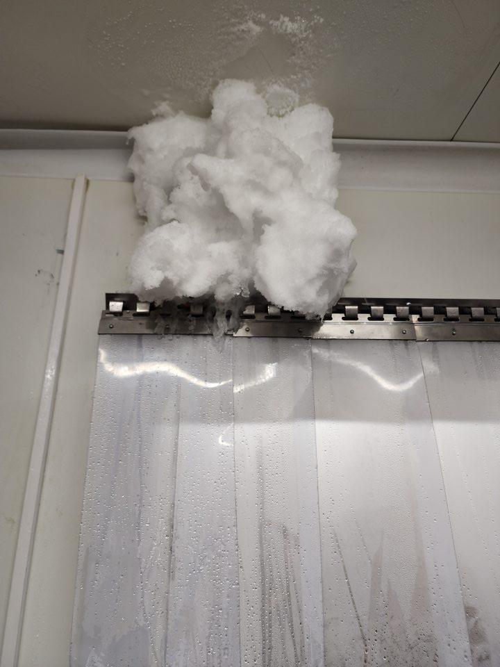 Kondenz vytvorený nad dverami mraziaceho zariadenia.