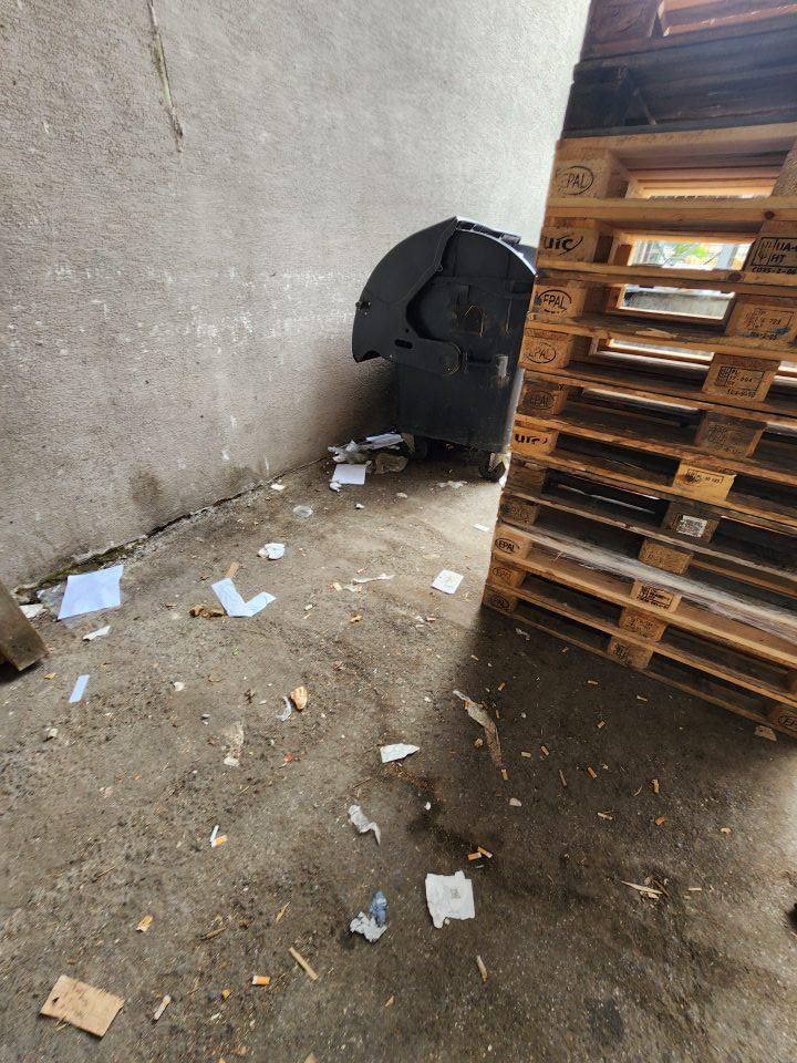 Znečistené okolie prevádzkarne v blízkosti príjmovej rampy.