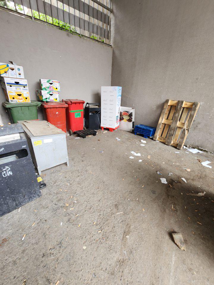 Znečistené okolie prevádzkarne v blízkosti príjmovej rampy, skladovanie zaprášených predmetov.