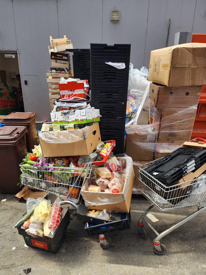 Odpad nahromadený vo veľkom množstve, skladovaný voľne na dvore.