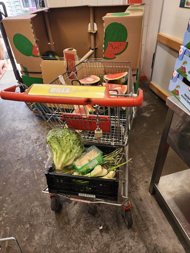 Znečistená podlaha v prípravovni ovocia - zeleniny.