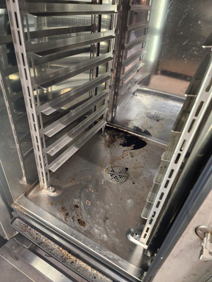 Pec na úseku dopekania pekárenských výrobkov znečistená nahorenou čiernou nečistotou, omrvinkami a posypom.