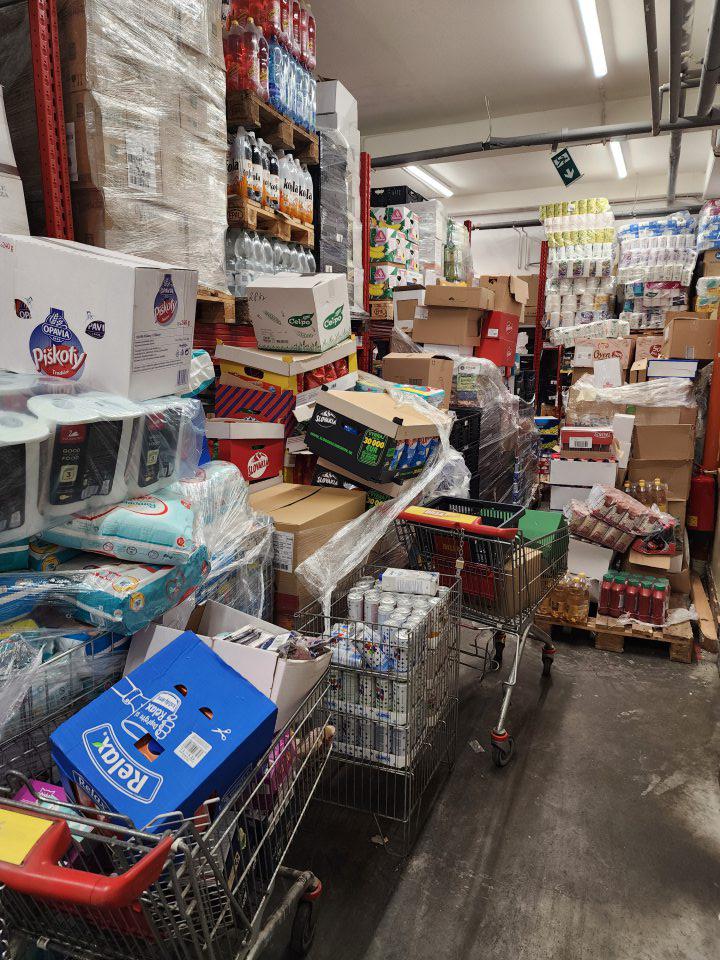 Tovar v sklade skladovaný neprehľadne, nahádzaný, spoločné skladovanie nezlučiteľných druhov tovarov (potraviny, drogéria).