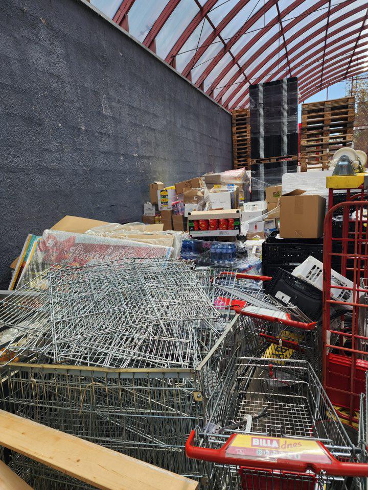 Na príjmovej rampe skladované veľké množstvo častí zariadení, paliet, prepraviek, vratných obalov a potravín.