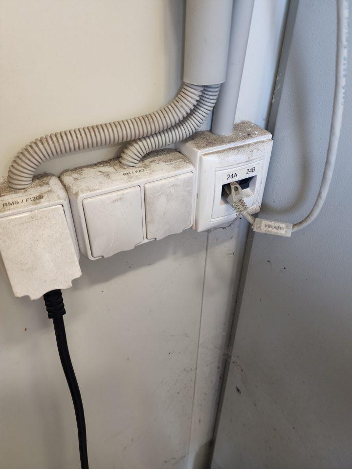 Zaprášené elektrické vypínače v sklade.