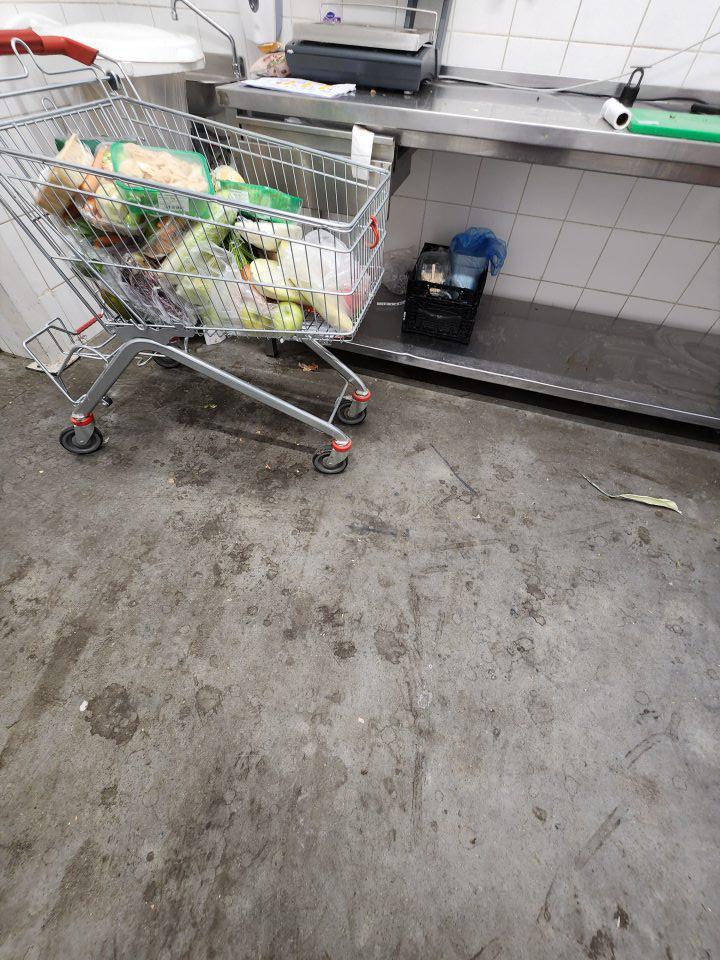 Znečistená podlaha v prípravovni ovocia a zeleniny.