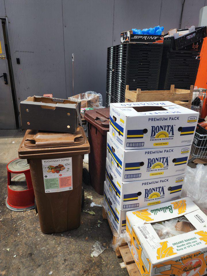 Odpad, vratné a nevratné obaly, potraviny skladované spoločne na príjme, podlaha znečistená.