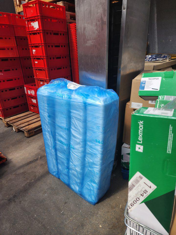 Obalový materiál skladovaný priamo na podlahe.