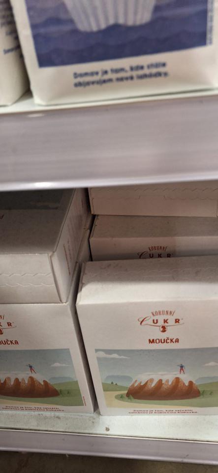 Zaprášené police aj obaly potravín.