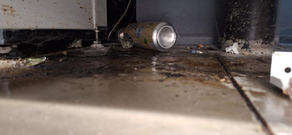 Znečistená podlaha pod regálmi. 