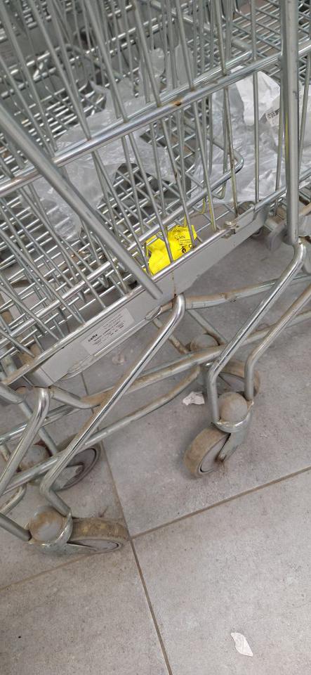 Znečistené, zaprášené nákupné vozíky.