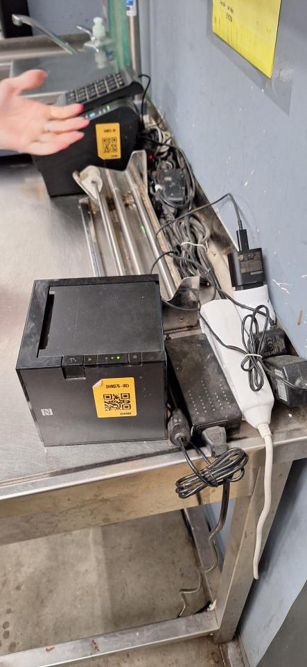 V prípravovni ovocia-zeleniny na manipulačnom stole určenom na krájanie sa nachádzajú rôzne zaprášené, neudržiavané predmety.