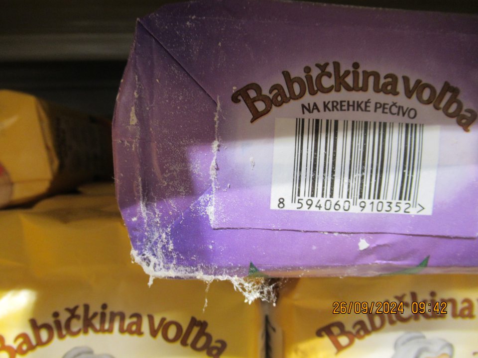 Múka s výskytom zámotkov a pavučín hmyzu.