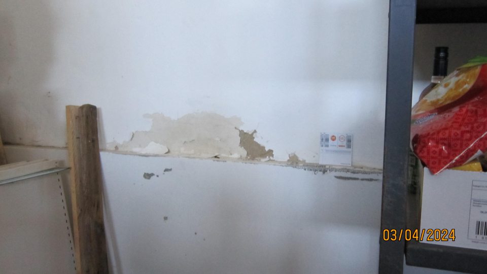 Oľupujúca sa stena v suchom sklade