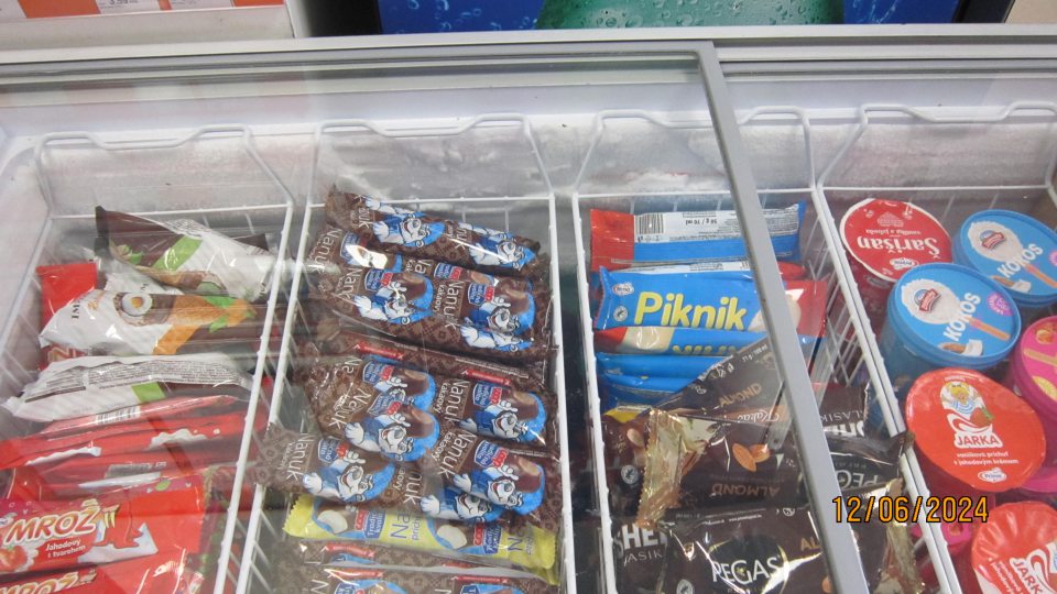 Vrstva námrazy v mraziacom boxe na nanuky.