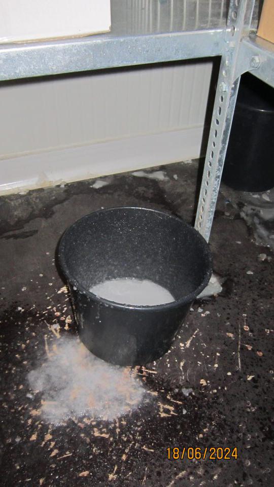 podložená nádoba pod mraziacou jednotkou, poškodená podlaha v mraziacom boxe 