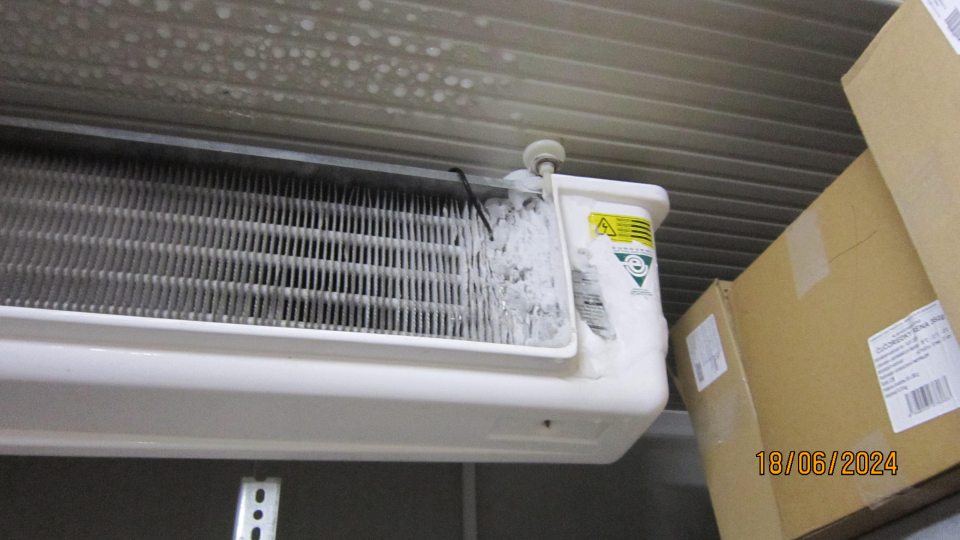 Námraza na mraziacej jednotke v mraziacom boxe