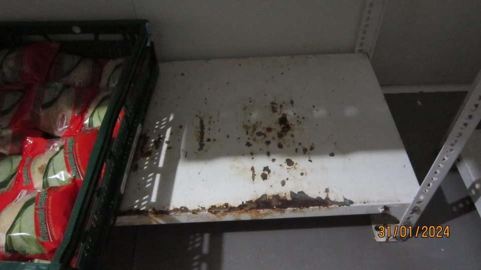 Skorodované regáli v chladiacom boxe na ovocie a zeleninu