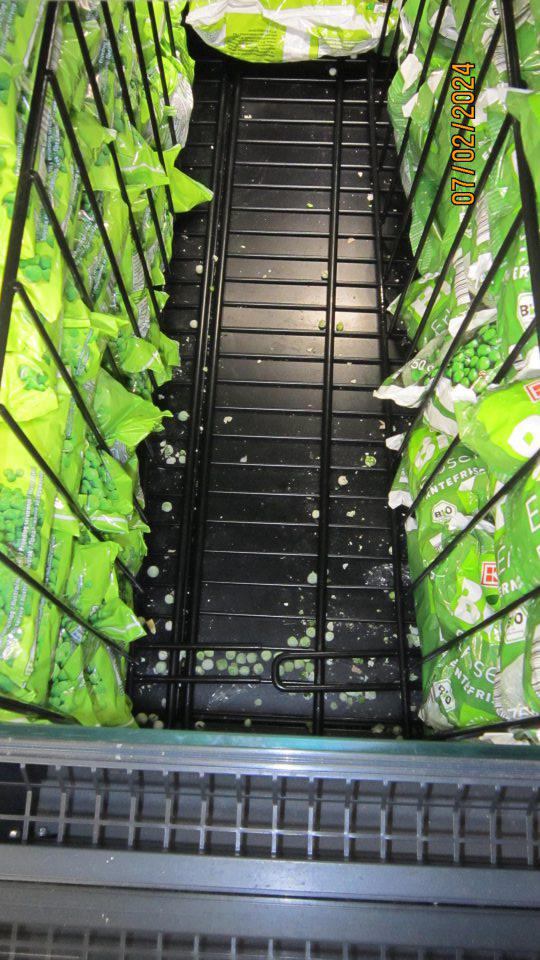 Zbytky potravín v mraziacom zariadení