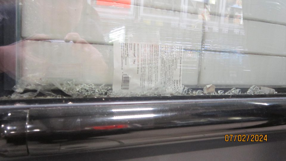 Úlomky skla v dvojitej stene mraziaceho zariadenia 