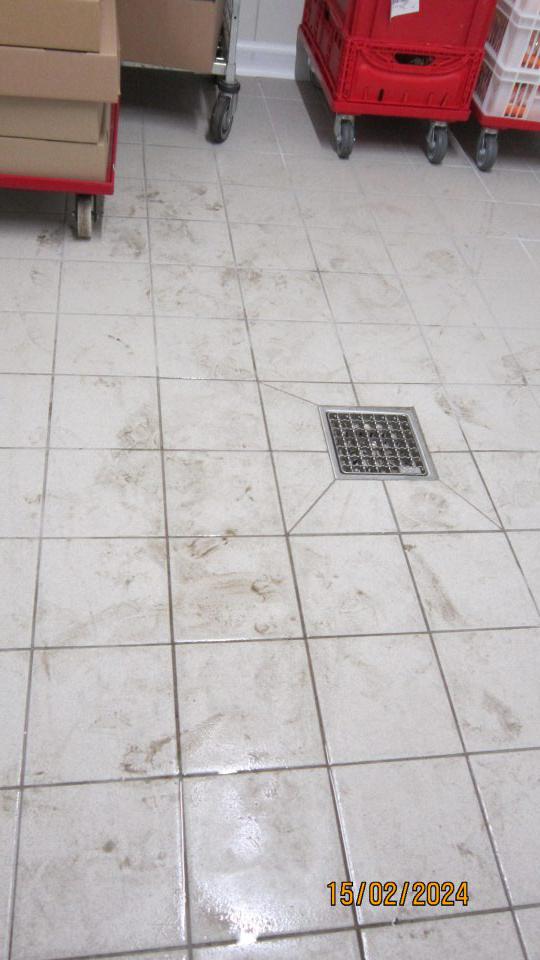 Znečistená podlaha v chladiacom boxe.