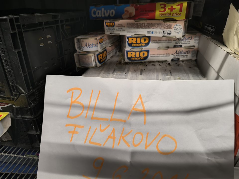 v sklade potravín - nečistoty, prach, exkrementy hlodavcov