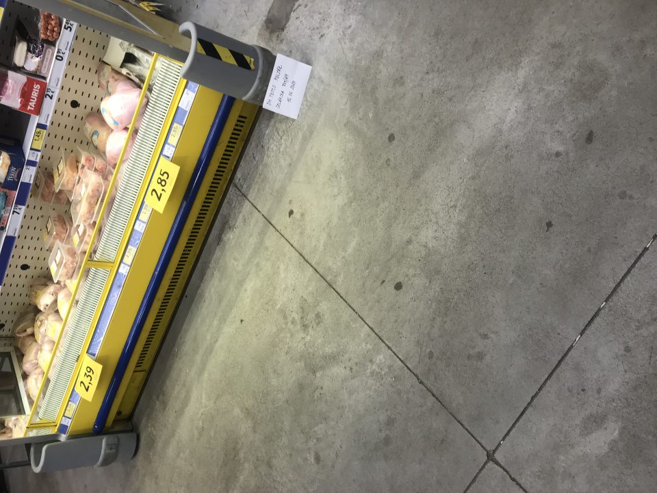 Na viacerých miestach v predajných priestoroch opotrebovaná, doškrabaná, popukaná a na niektorých miestach vytlčená podlaha,