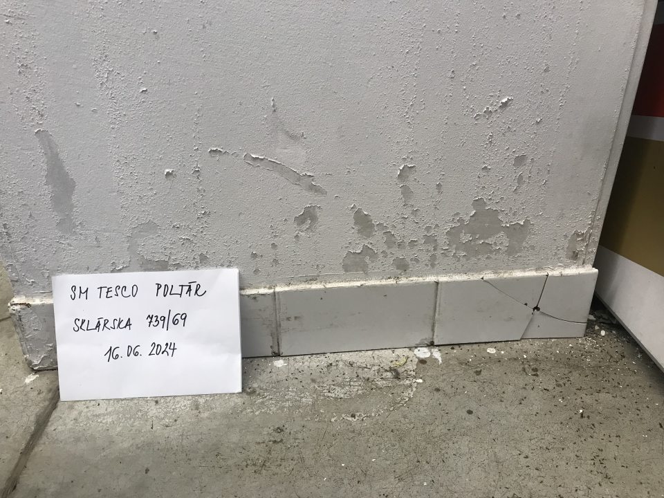 Poškodené, otlčené obkladačky a opadaná omietka.