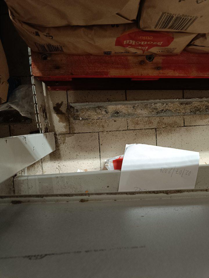 V predajni znečistený priestor za paletami s baleným práškovým cukrom