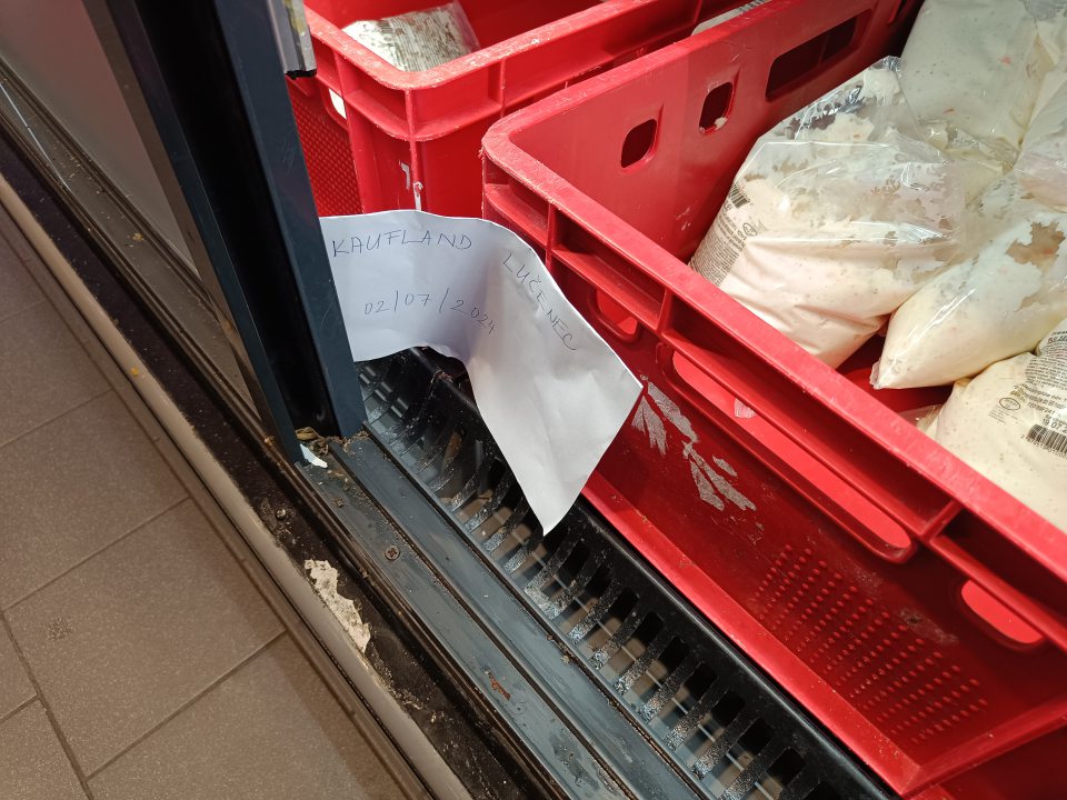 Znečistené dvierka chladiacej vitríny v oddelení lahôdok