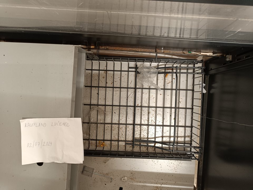 Znečistený výstavný regál v sklade pečiva