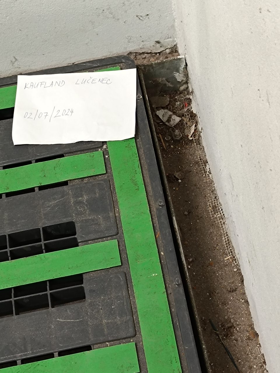 Na rampe znečistená podlaha pri stene