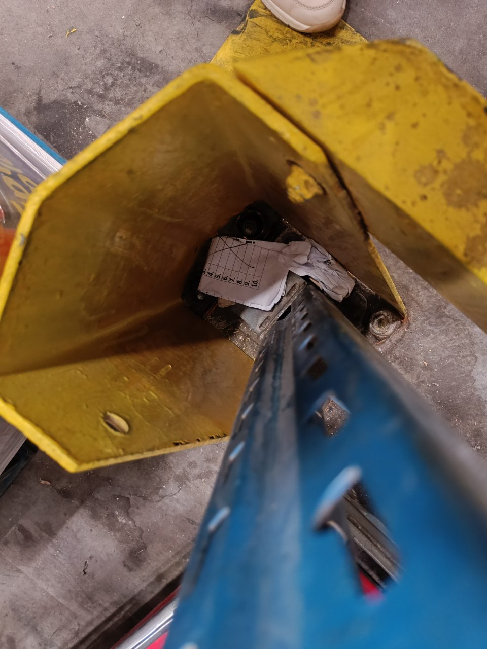 Hlavný sklad - výskyt nečistôt, prachu, zvyškov obalového materiálu, plechovka, plastové kúsky, kovový odpadový materiál.