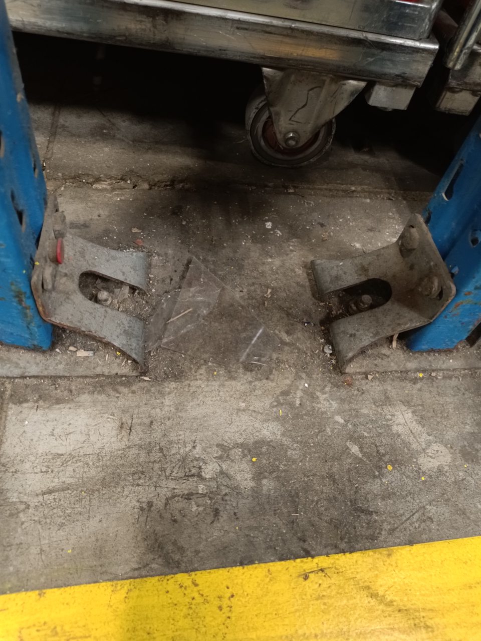 Hlavný sklad - výskyt nečistôt, prachu, zvyškov obalového materiálu, plechovka, plastové kúsky, kovový odpadový materiál.