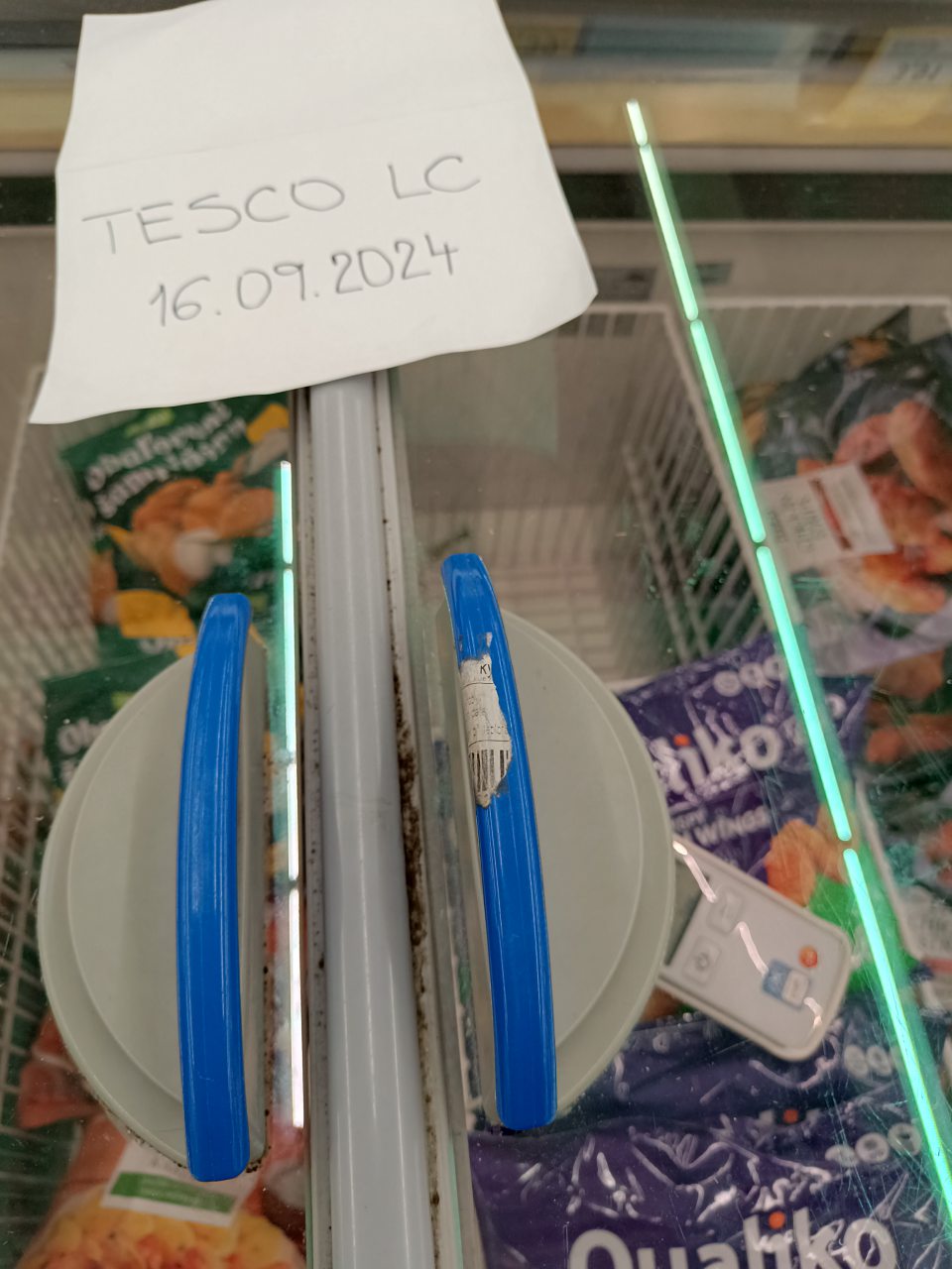 Mraziaci box - znečistené vodiace lišty.