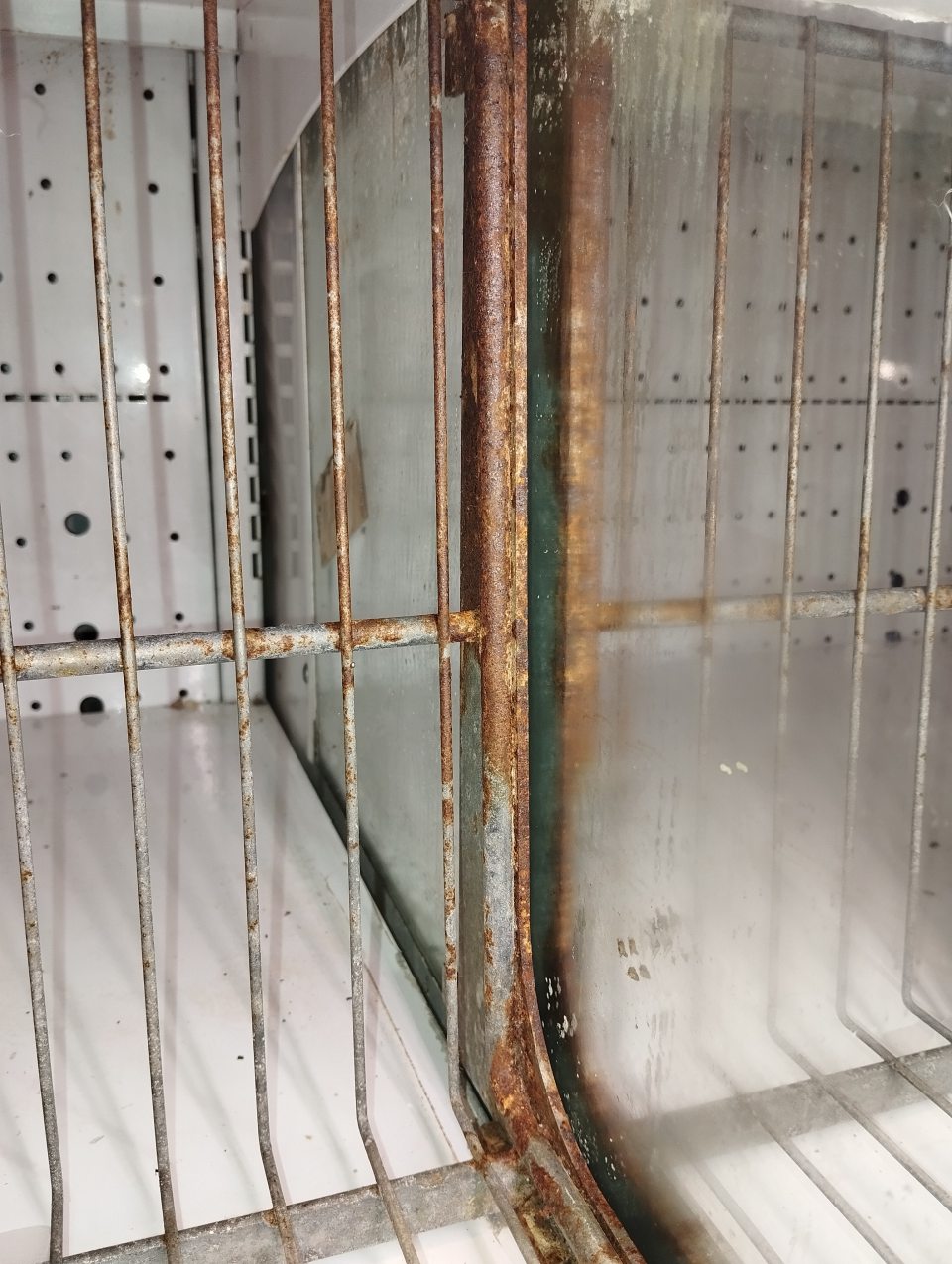 Nevyhovujúci stav technologického zariadenia - nadmerná korózia.