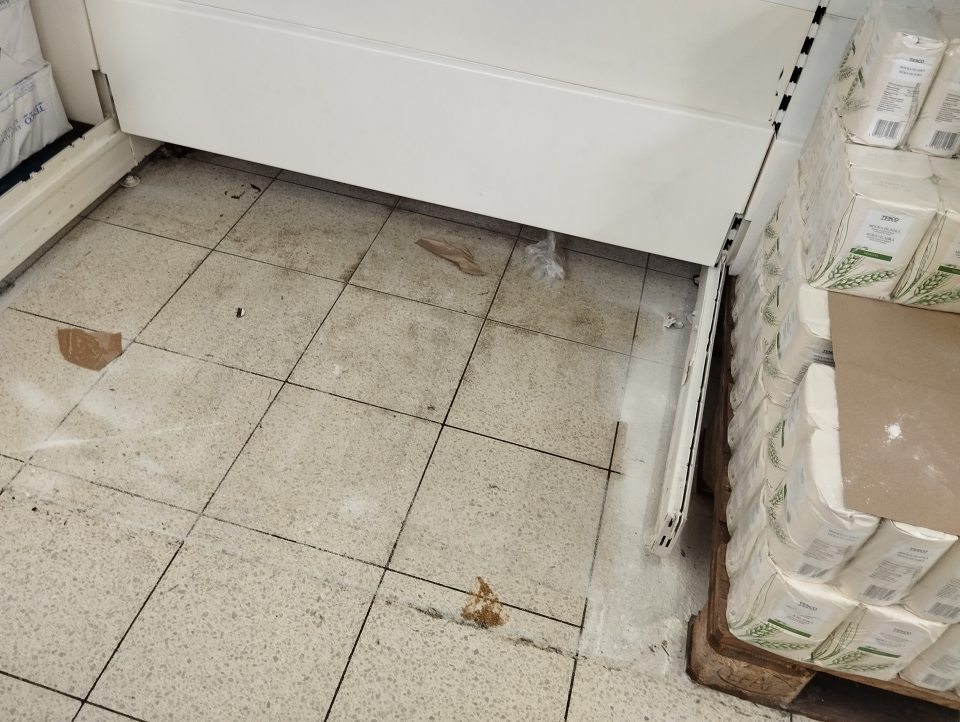 Nečistoty na podlahe v predajnej časti