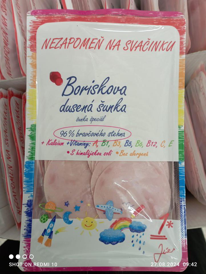 Boriskova dusená šunka 100g. Vo výživových údajoch sú uvedené vitamíny bez uvedenia ich množstiev a percentuálnych podielov referenčných príjmov.