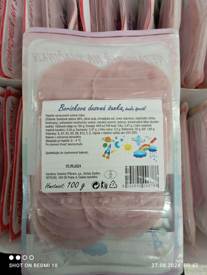 Nesprávne označená Boriskova dusená šunka 100g. Vo výživových údajoch sú uvedené vitamíny bez uvedenia ich množstiev a percentuálnych podielov referenčných príjmov.