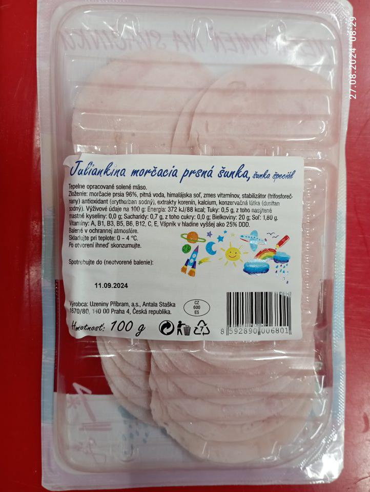 Nesprávne označená Juliankina morčacia prsná šunka 100g. Vo výživových údajoch sú uvedené vitamíny bez uvedenia ich množstiev a percentuálnych podielov referenčných príjmov.