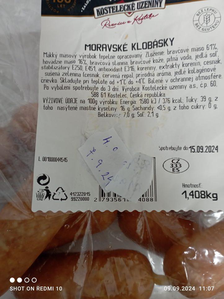 Mäsový výrobok s klamlivým primerane skráteným dátumom spotreby - staršia dolepka a na nej prelepená nová za účelom predĺženia predaja.