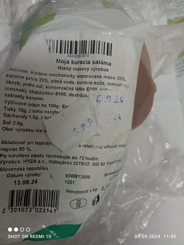 Mäsový výrobok s klamlivým primerane skráteným dátumom spotreby - staršia dolepka a na nej prelepená nová za účelom predĺženia predaja.