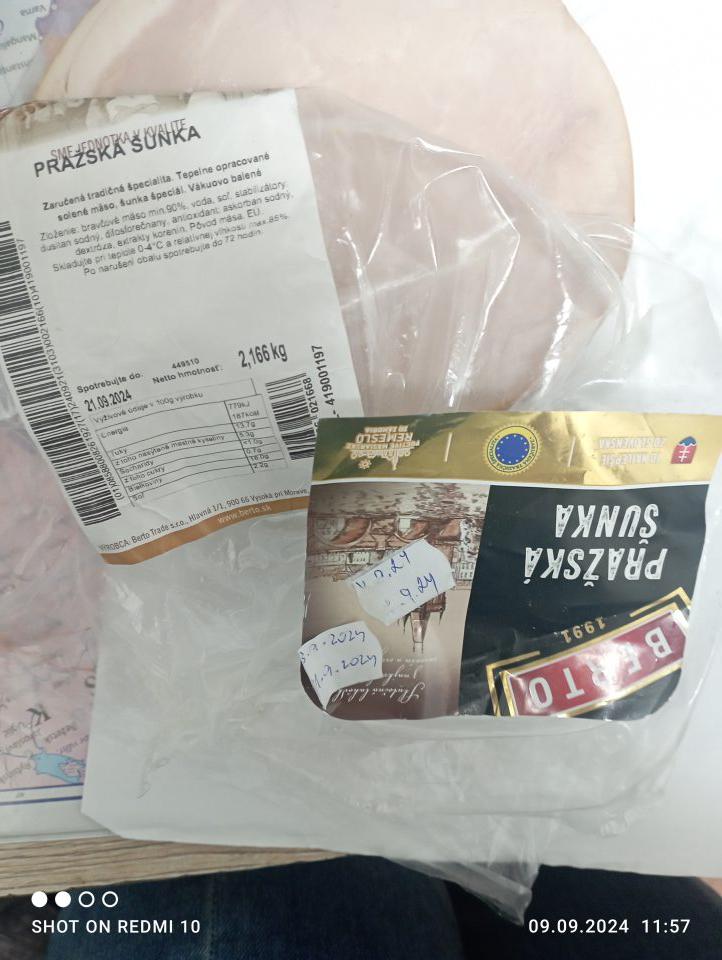 Mäsový výrobok s klamlivým primerane skráteným dátumom spotreby - staršia dolepka a na nej prelepená nová za účelom predĺženia predaja.